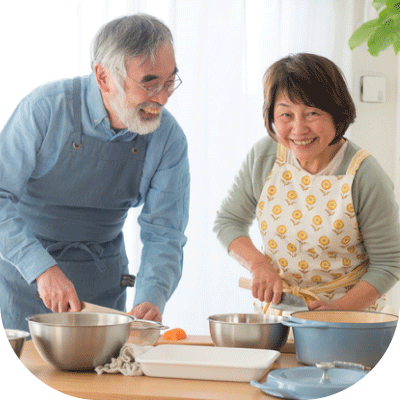 仲良く料理をするじいじとばあばの様子