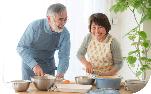 仲良く料理をするじいじとばあばの様子
