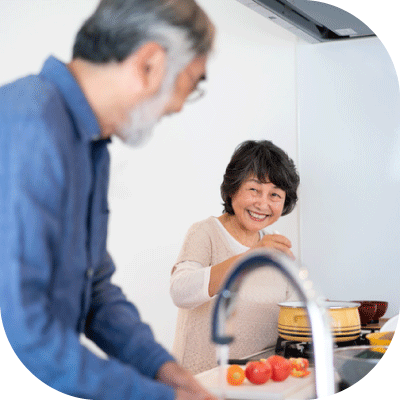 キッチンでばあばは料理をしてじいじは洗い物をしている様子