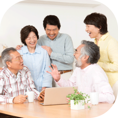 自宅に仲間を招いて談笑しているじいじの様子