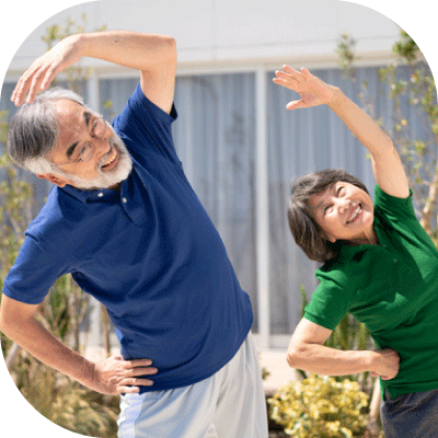 ラジオ体操をするじいじとばあばの様子