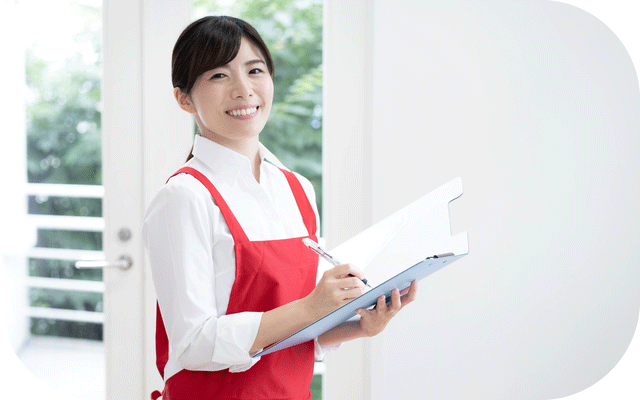 整えアドバイザーが笑顔でじいじとばあばの暮らしぶりを拝見している様子