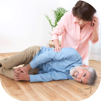 リビングの段差でつまずいて倒れてしまったじいじに心配そうなばあばが寄り添っている様子