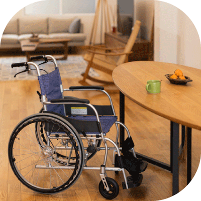 車椅子が置かれたリビングは床に物もなく整っていて移動しやすい様子