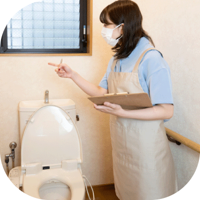 整えアドバイザーがトイレをチェックしている写真