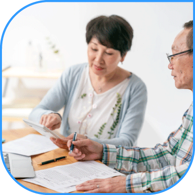 保険の書類を整理しているじいじとばあばの写真