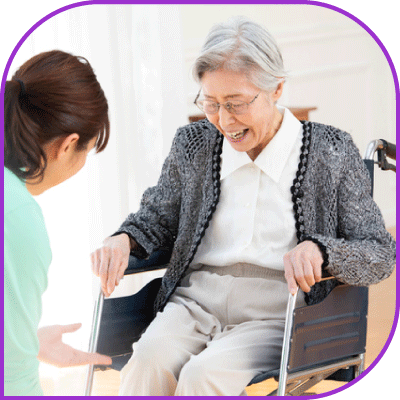 車椅子に乗ったばあばと手を差し伸べるホームヘルパーの写真