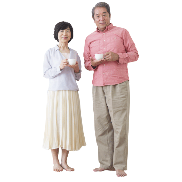 コーヒーカップを持っておだやかにたたずむじいじとばあばの写真