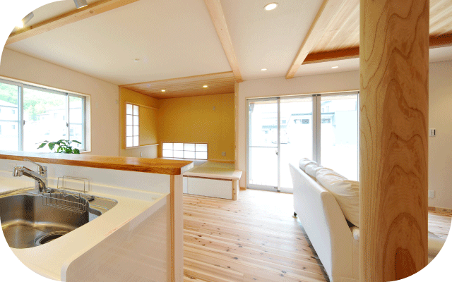 明るく快適な空間が広がるリビングの写真