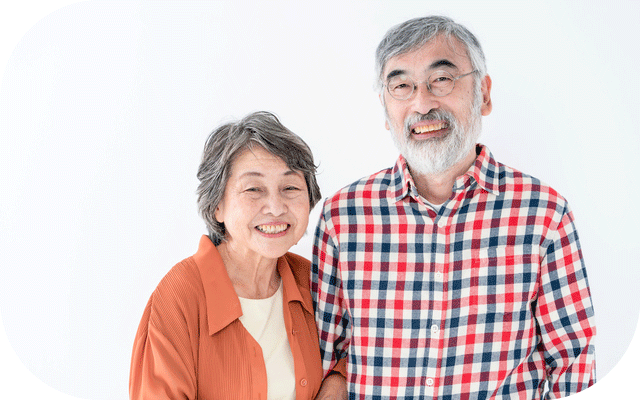 明るく笑顔でたたずむじいじとばあばの様子