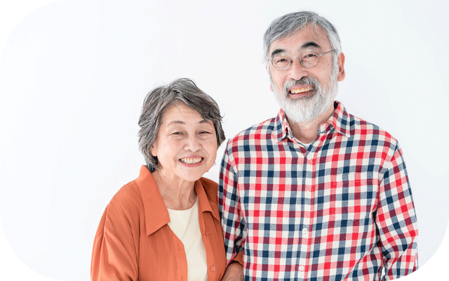 明るく笑顔でたたずむじいじとばあばの様子