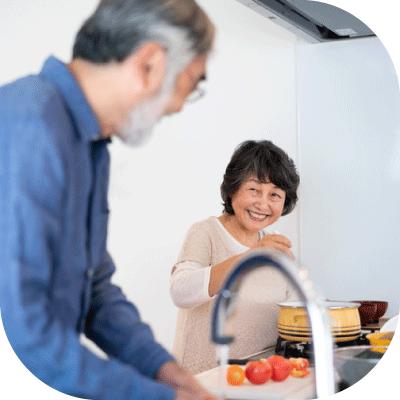 キッチンでばあばは料理をしてじいじは洗い物をしている様子