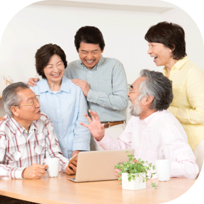 自宅に仲間を招いて談笑しているじいじの様子