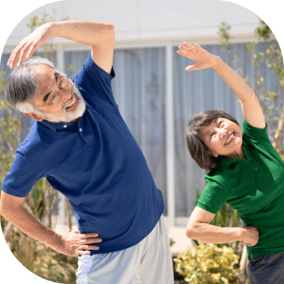 ラジオ体操をするじいじとばあばの様子