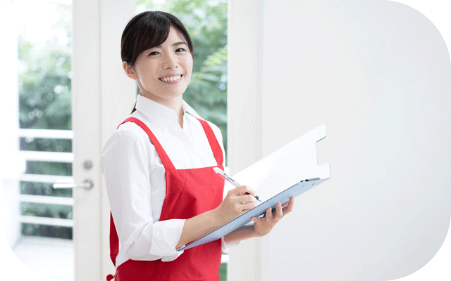 整えアドバイザーが笑顔でじいじとばあばの暮らしぶりを拝見している様子