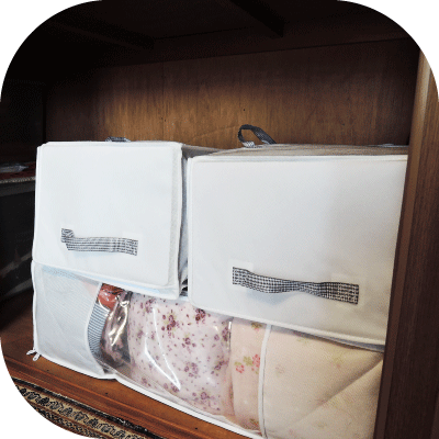 軽くて持ち運びやすい布製の収納バッグがゆとりを持って押入れに収納された様子