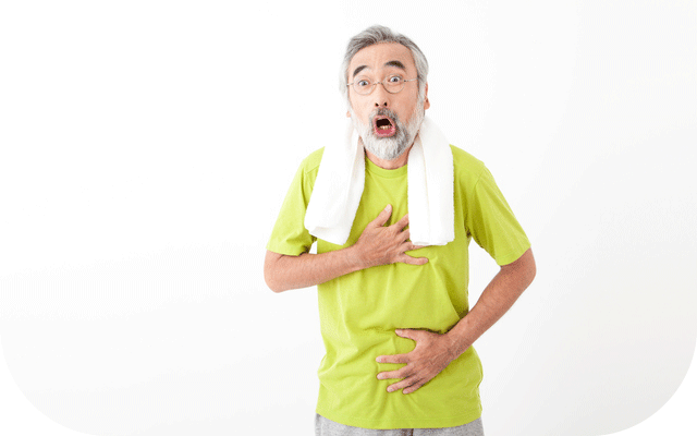 お風呂上りに寒さでビックリして胸に手を当てるじいじの様子