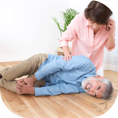 リビングの段差でつまずいて倒れてしまったじいじに心配そうなばあばが寄り添っている様子