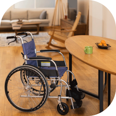 車椅子が置かれたリビングは床に物もなく整っていて移動しやすい様子