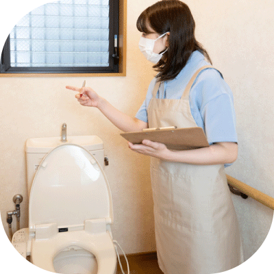 整えアドバイザーがトイレをチェックしている写真