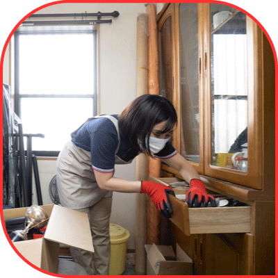 食器棚の整理収納をしている整えサポーターの様子