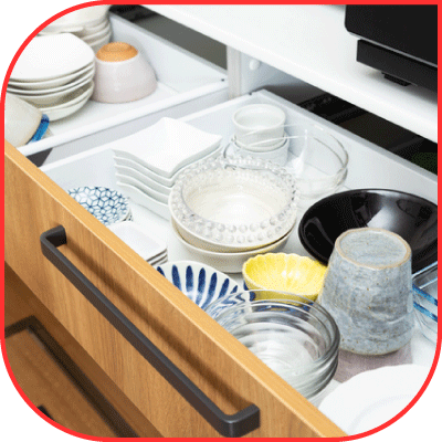 使いやすくきれいに整った食器棚の様子