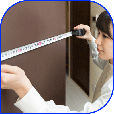 整えサポーターが大型家具を移動するためにサイズを計測している様子