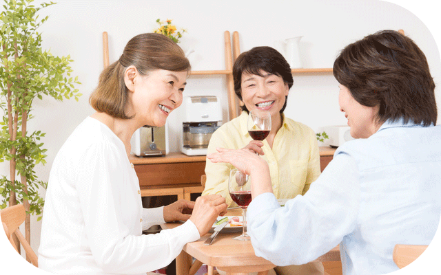 お友達を招いてリビングで会食するばあばの写真