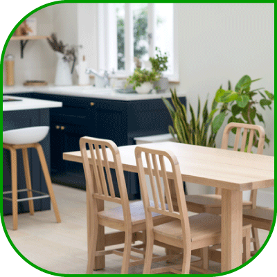 観葉植物があって癒しの空間が広がるリビングの様子