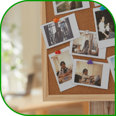 リビングの一角にある家族の思い出写真を飾ったスペースの様子