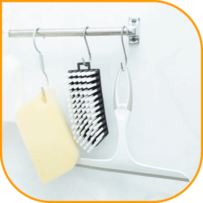 すぐ使えるようにお風呂場に吊るされたお掃除道具の様子