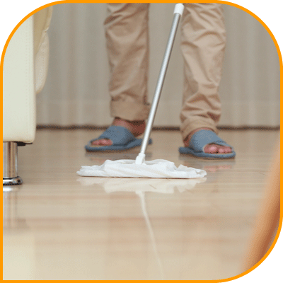 お掃除シートと簡易モップで床掃除をするじいじの様子