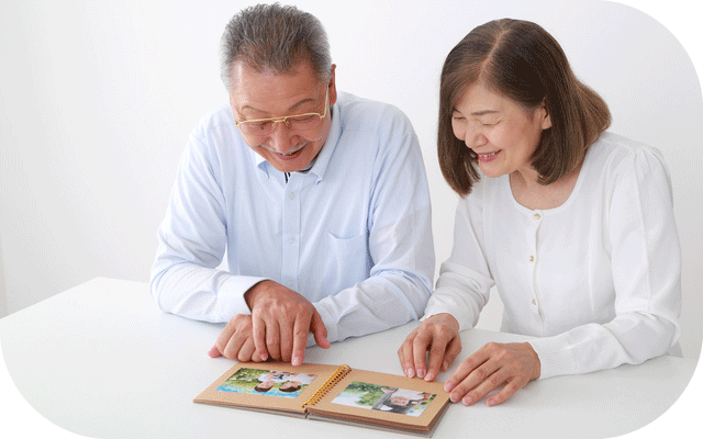 アルバムの写真鑑賞を楽しむじいじとばあばの写真