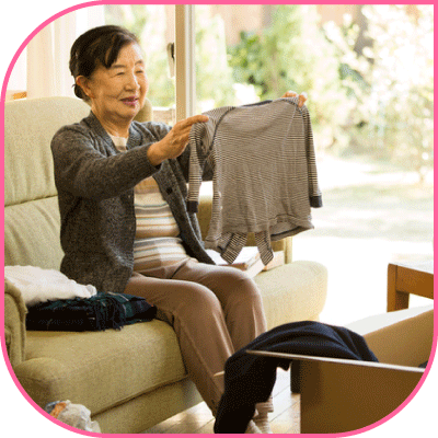 ばあばがリビングで思い出の洋服を仕分けしている様子