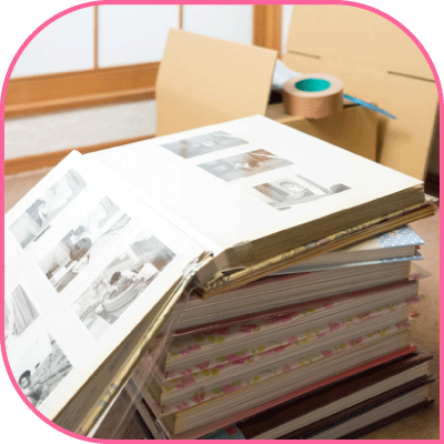 大量のアルバム写真を整理している様子