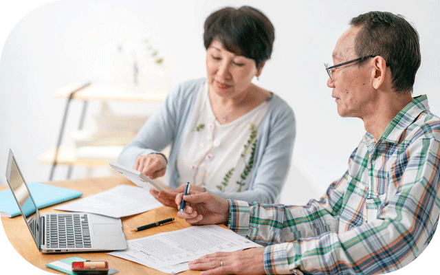 保険の書類を整理しているじいじとばあばの写真