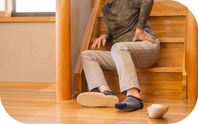 階段でつまづいて倒れているばあばの写真