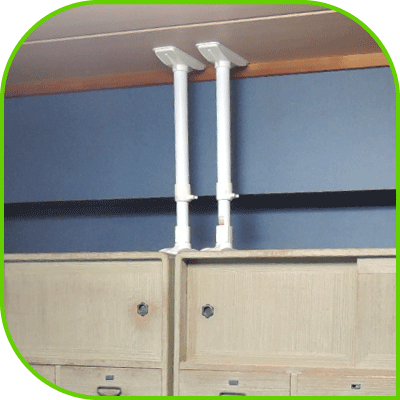 転倒防止の伸縮棒をタンスに設置した様子