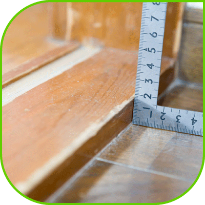 自宅の段差の高さを計測している様子