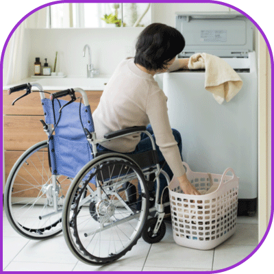 車椅子に乗ったばあばが洗濯機から洗濯物を取り出している様子