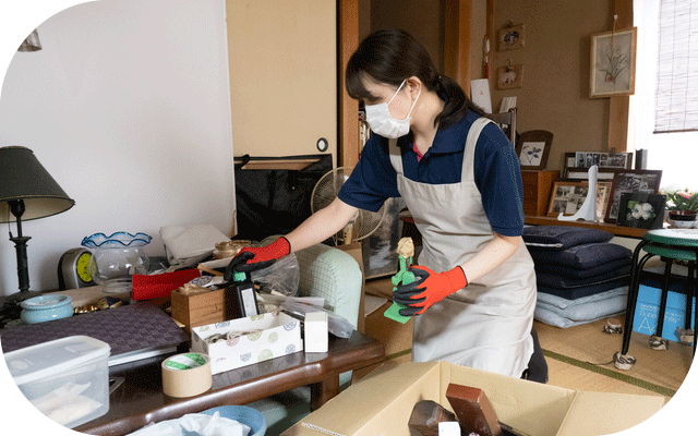 整えサポーターが和室のテーブルの上を片付けている様子