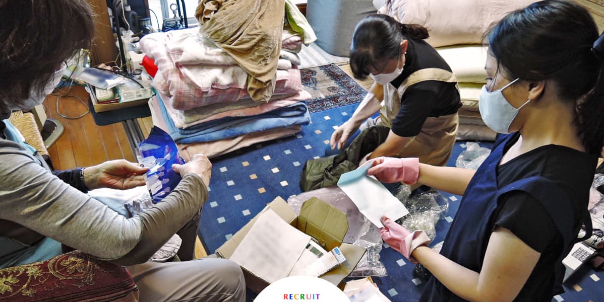 RECRUIT。整えサポーターがばあばと一緒にモノの分別作業をしている様子