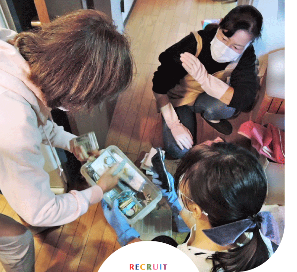 RECRUIT。整えサポーターがばあばと一緒にモノの分別作業をしている様子