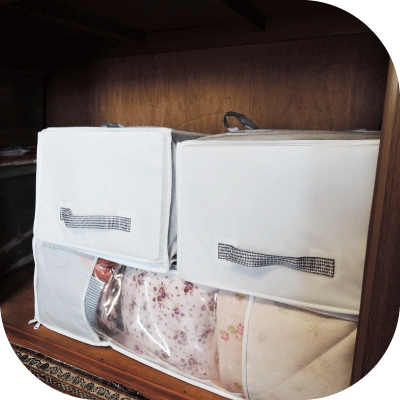 軽くて持ち運びやすい布製の収納バッグが押入れにゆとりを持って収納された様子