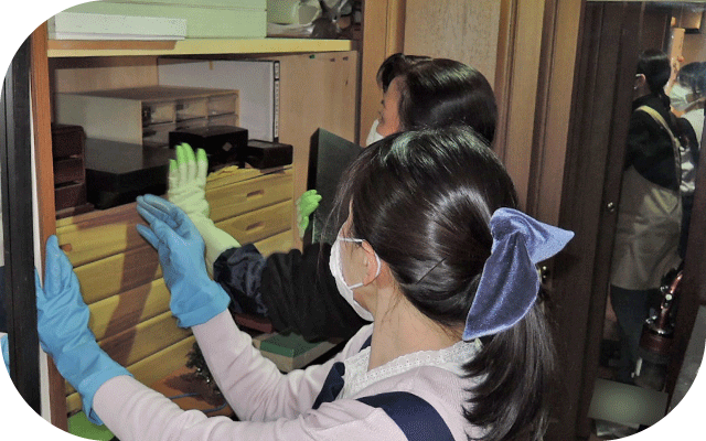 新人の整えサポーターが経験豊富な整えサポーターの作業を見守る様子