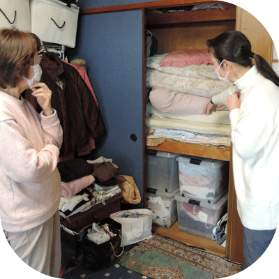 整えアドバイザーが押入れの中を拝見しながら、シーズンオフの衣類のしまい方をばあばにアドバイスしている様子