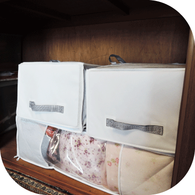軽くて持ち運びやすい布製の収納バッグが押入れにゆとりを持って収納された様子