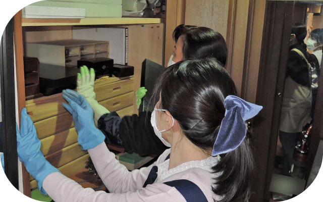 新人の整えサポーターが経験豊富な整えサポーターの作業を見守る様子