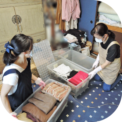 新人の整えサポーターが経験豊富な整えサポーターに付き添われて整理している様子