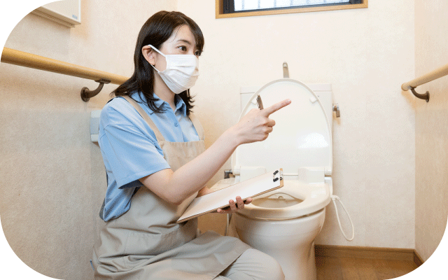 整えアドバイザーがトイレをチェックしている写真